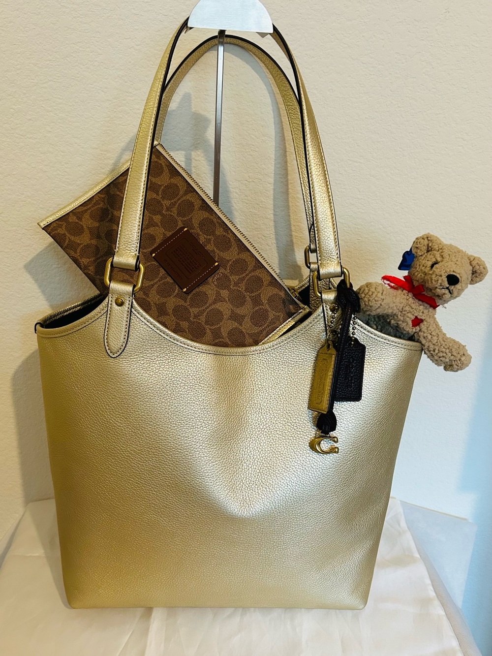🤎NWOT💛 Coach Metallic Pebbled Leather Tote - Champagne Gold w/logo Pochette